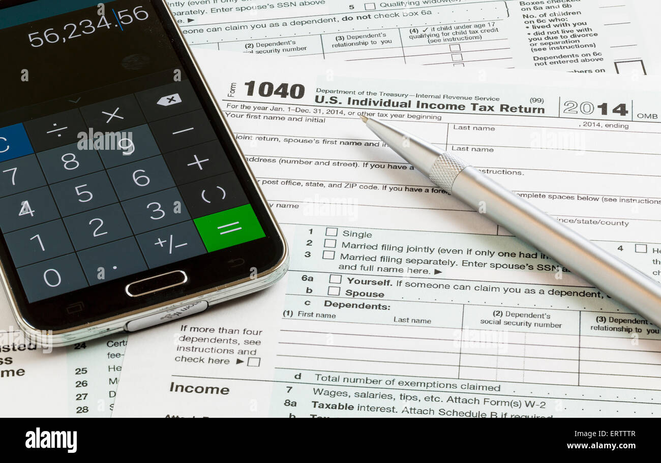 USA forma fiscale 1040 con una penna e calcolatrice sullo smartphone il completamento dei moduli fiscali per il IRS Foto Stock