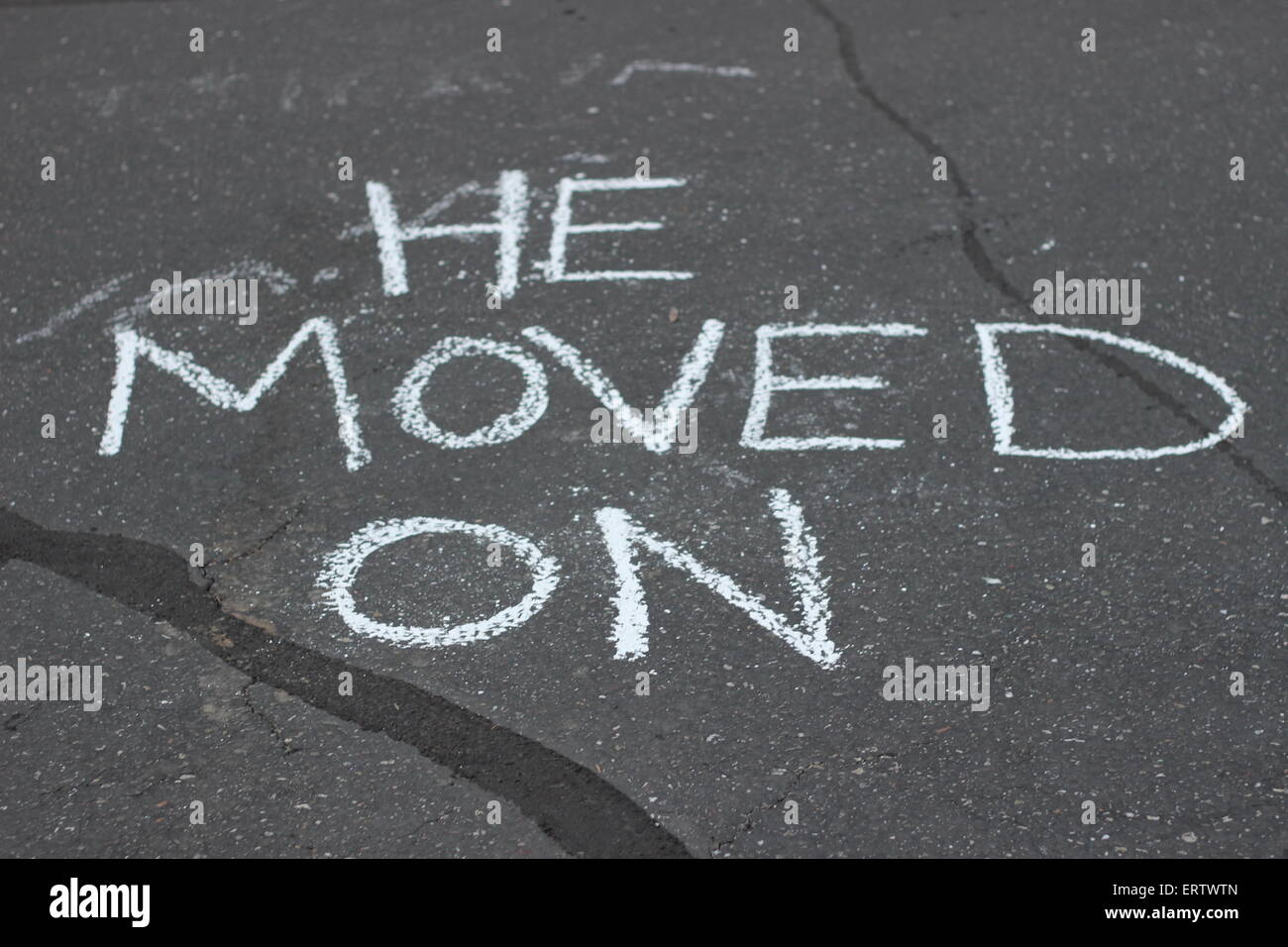 Una strada porta un messaggio in Chalk iscritto quali membri, "si trasferì sull'. Foto Stock