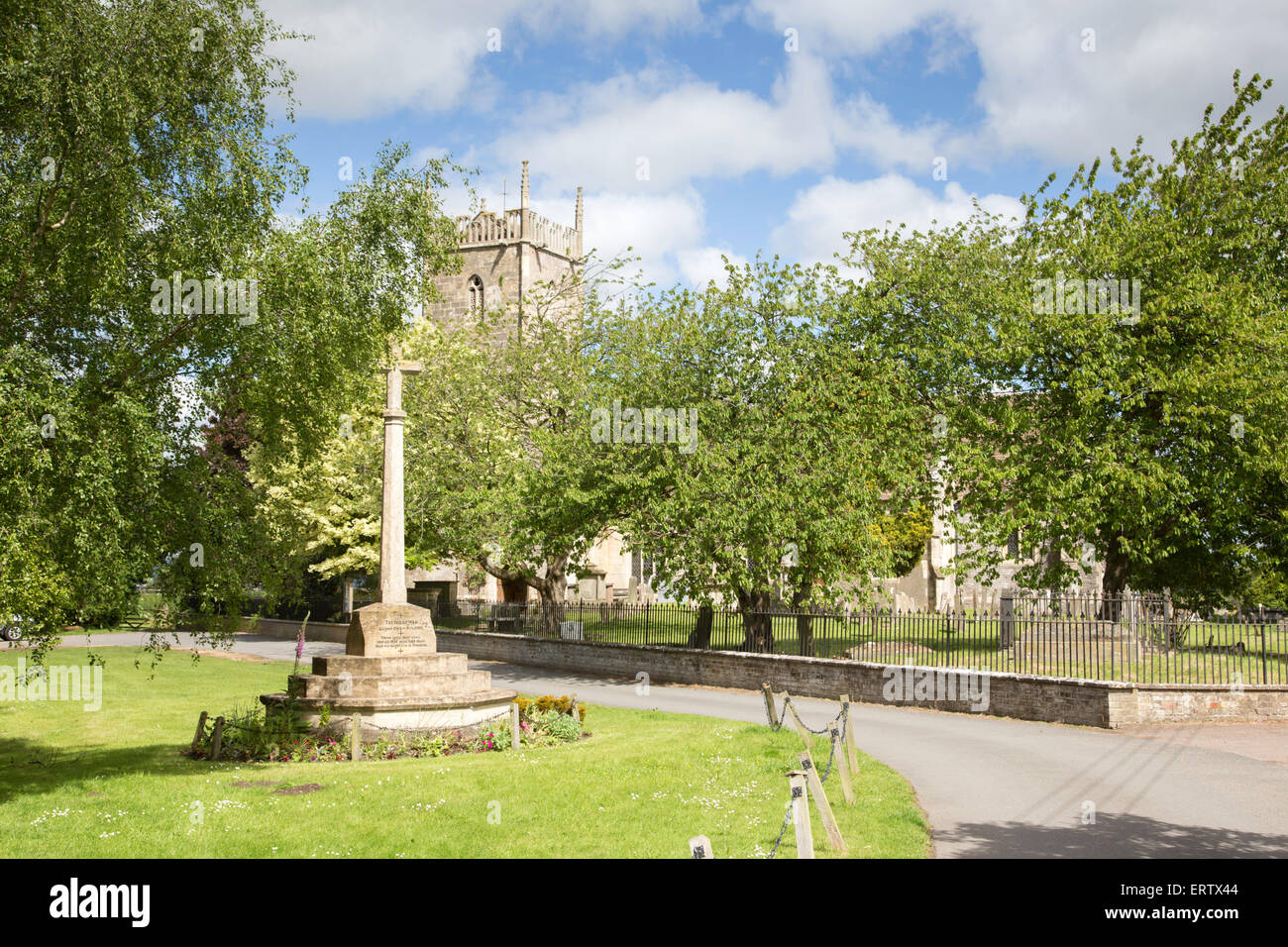 La croce commemorativa a Santa Maria Vergine Chiesa, Frampton on severn, Gloucestershire, Inghilterra, Regno Unito. Foto Stock