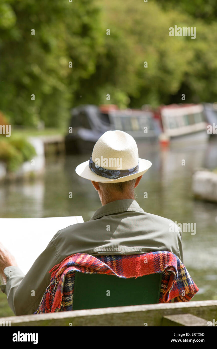 Un artista disegno alla giunzione di Saul su Gloucester e Nitidezza Canal, Gloucestershire, England, Regno Unito Foto Stock