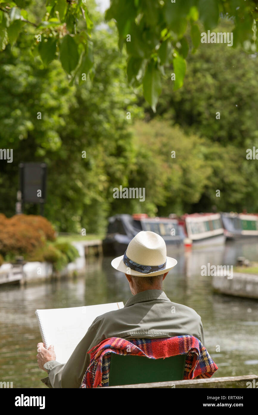 Un artista disegno alla giunzione di Saul su Gloucester e Nitidezza Canal, Gloucestershire, England, Regno Unito Foto Stock