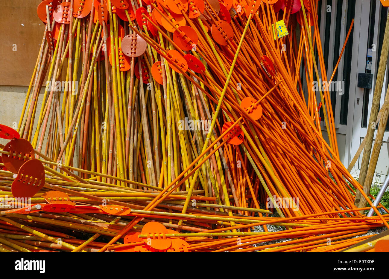 Vivacemente colorata colorata le attrezzature da sci in deposito Foto Stock