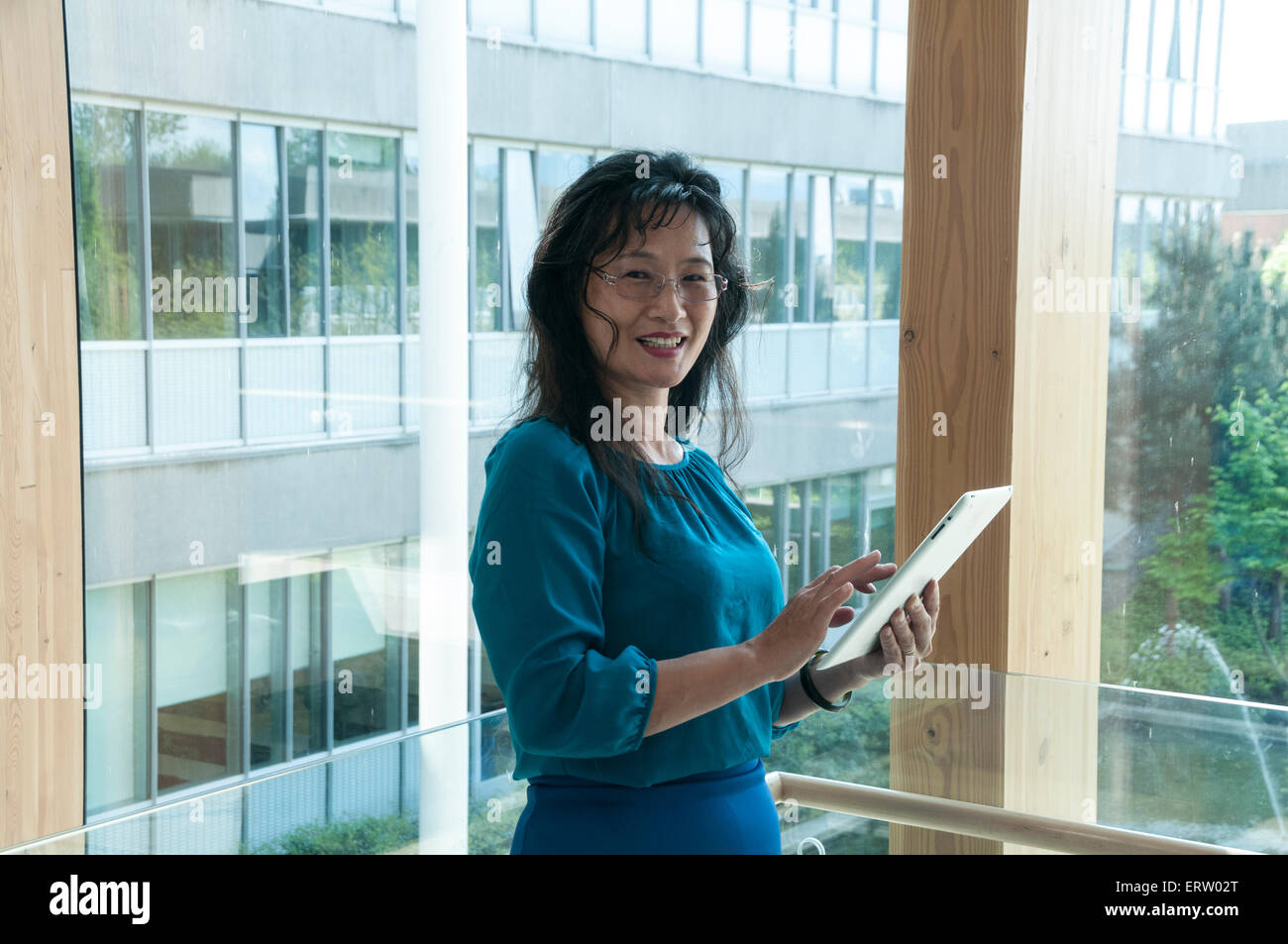 Donna asiatica in Office Professional o impostazione accademica Foto Stock