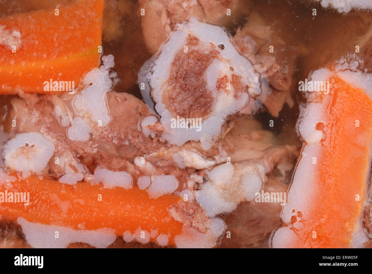 Lo sfondo da aspic di gelatina di carne con carote e altri ortaggi o legumi Foto Stock