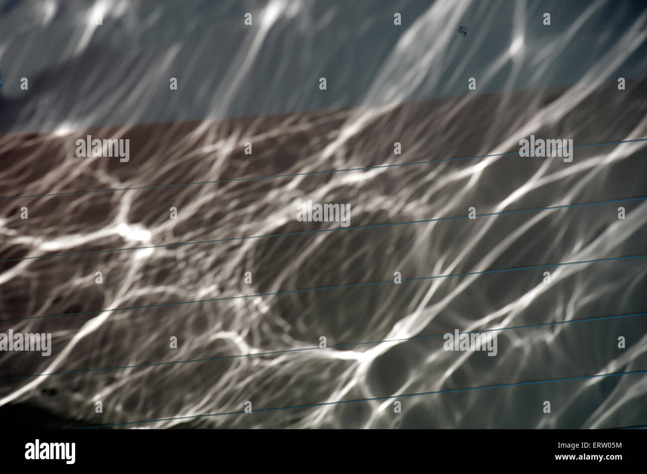 La riflessione di acqua sul lato di una barca. Foto Stock