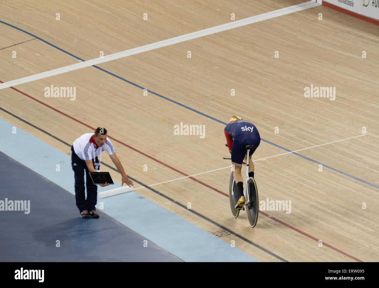 Heiko Salzwedel indica che Bradley Wiggins deve rallentare il suo ritmo sul suo modo di impostazione di un nuovo record dell'ora Foto Stock