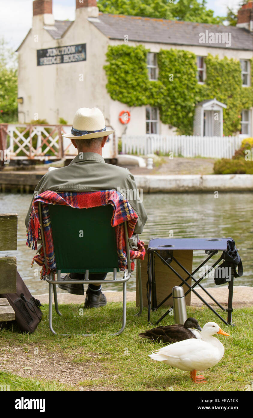 Un artista disegno alla giunzione di Saul su Gloucester e Nitidezza Canal, Gloucestershire, England, Regno Unito Foto Stock