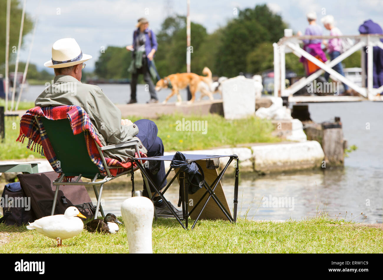 Un artista disegno alla giunzione di Saul su Gloucester e Nitidezza Canal, Gloucestershire, England, Regno Unito Foto Stock