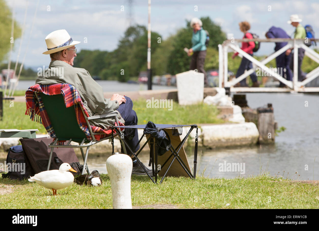 Un artista disegno alla giunzione di Saul su Gloucester e Nitidezza Canal, Gloucestershire, England, Regno Unito Foto Stock