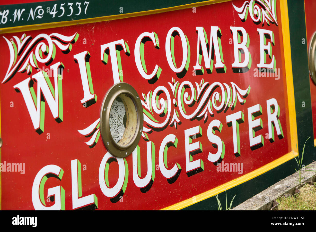 Verniciato colorato narrowboats a Saul incrocio a Gloucester e Nitidezza Canal, Gloucestershire, England, Regno Unito Foto Stock