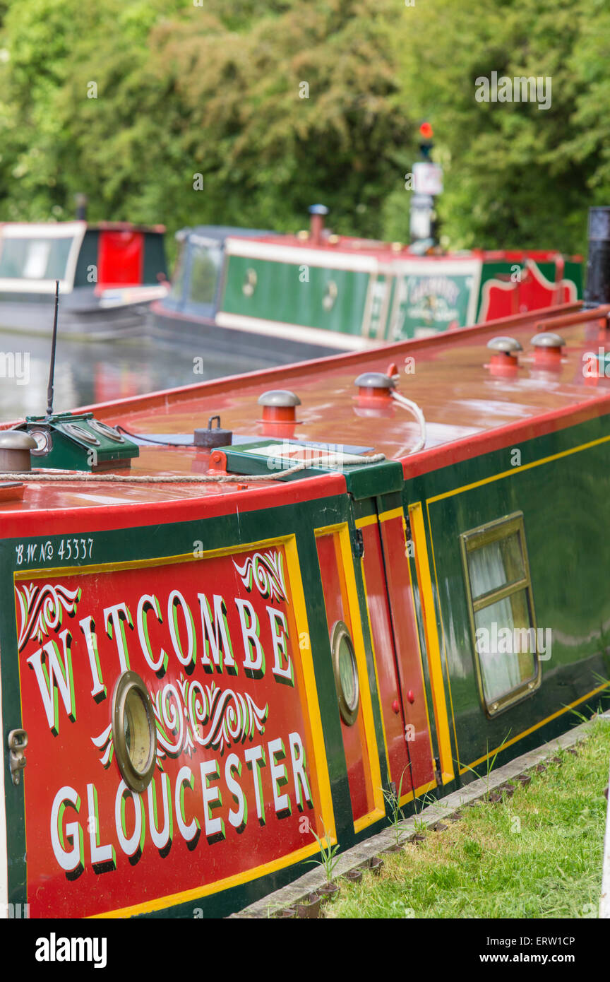 Verniciato colorato narrowboats a Saul incrocio a Gloucester e Nitidezza Canal, Gloucestershire, England, Regno Unito Foto Stock