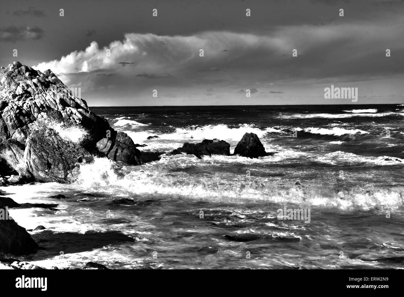 Foto in bianco e nero di onde a Pebble Beach, CA Foto Stock