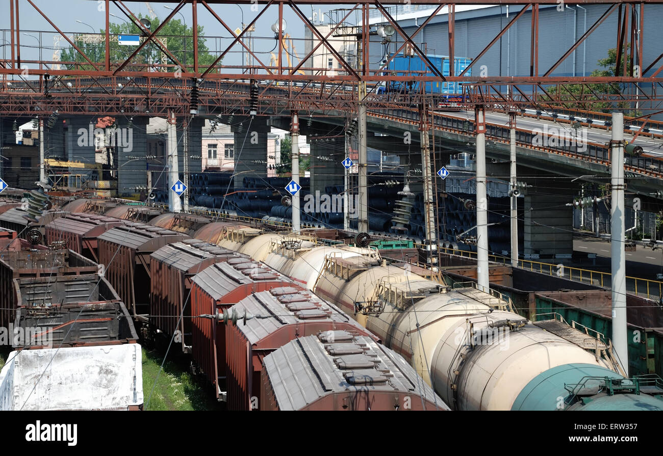 Cisterne ferroviarie per l'olio minerale e di altri carichi in corrispondenza della stazione Foto Stock