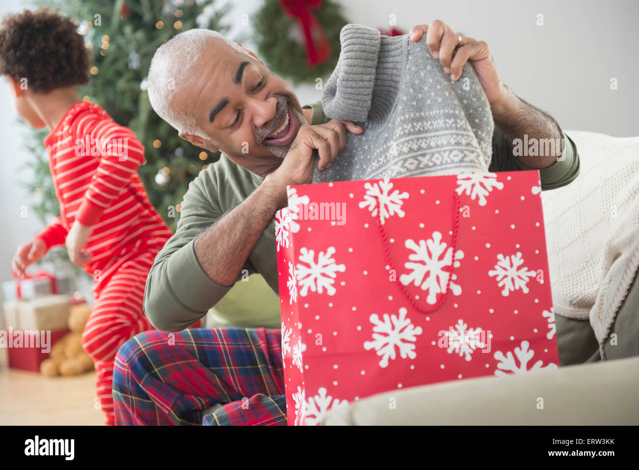 Razza mista nonno e nipote di aprire i regali di Natale Foto Stock
