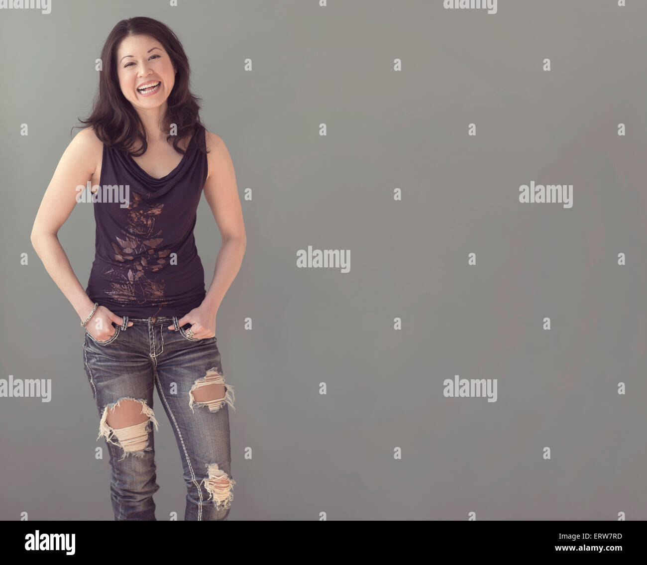 Razza mista donna che indossa jeans strappati Foto Stock