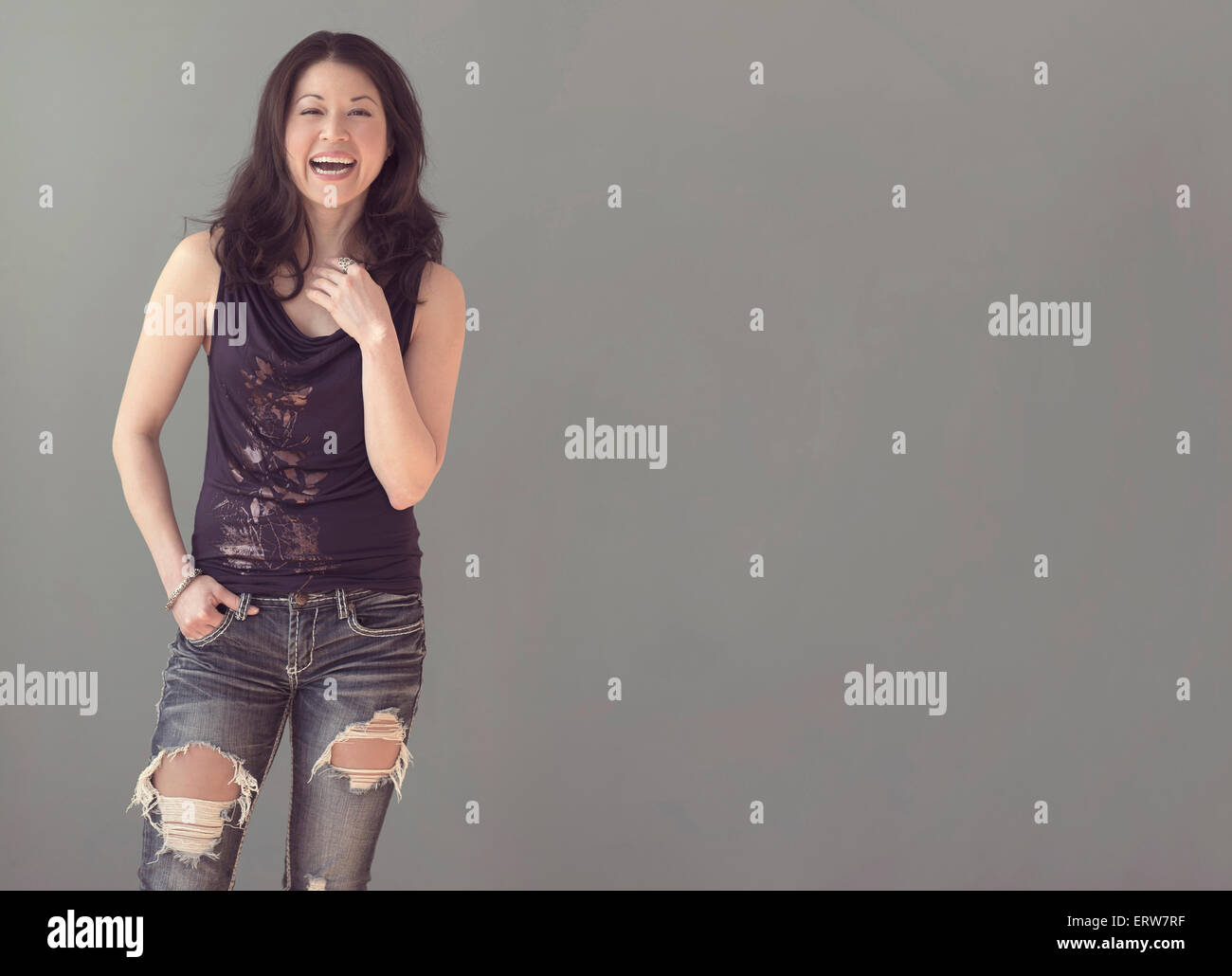 Razza mista donna che indossa jeans strappati Foto Stock