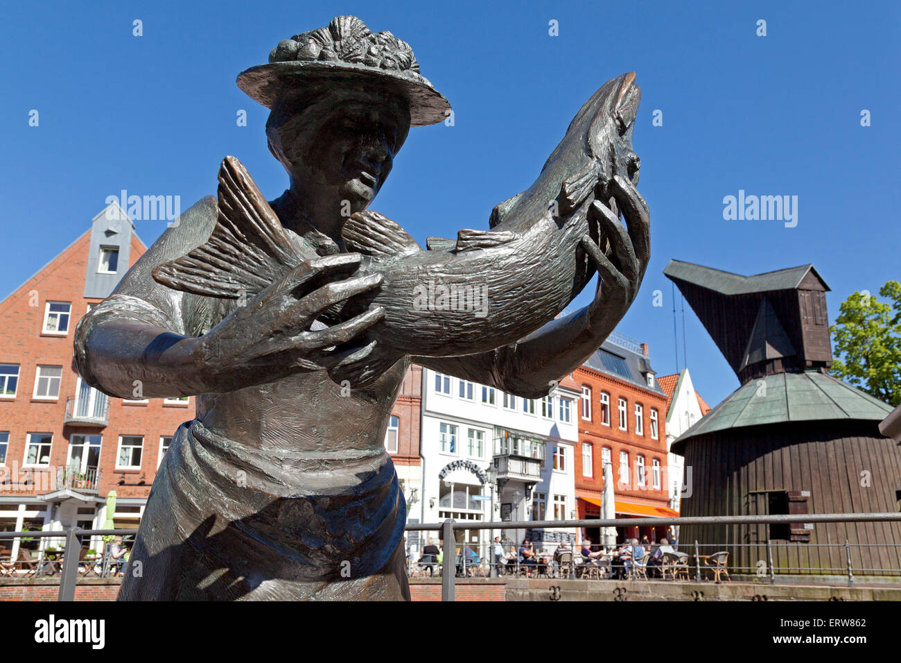 Statua di un pesce monger, vecchia gru, Porto Vecchio, Stade, Bassa Sassonia, Germania Foto Stock