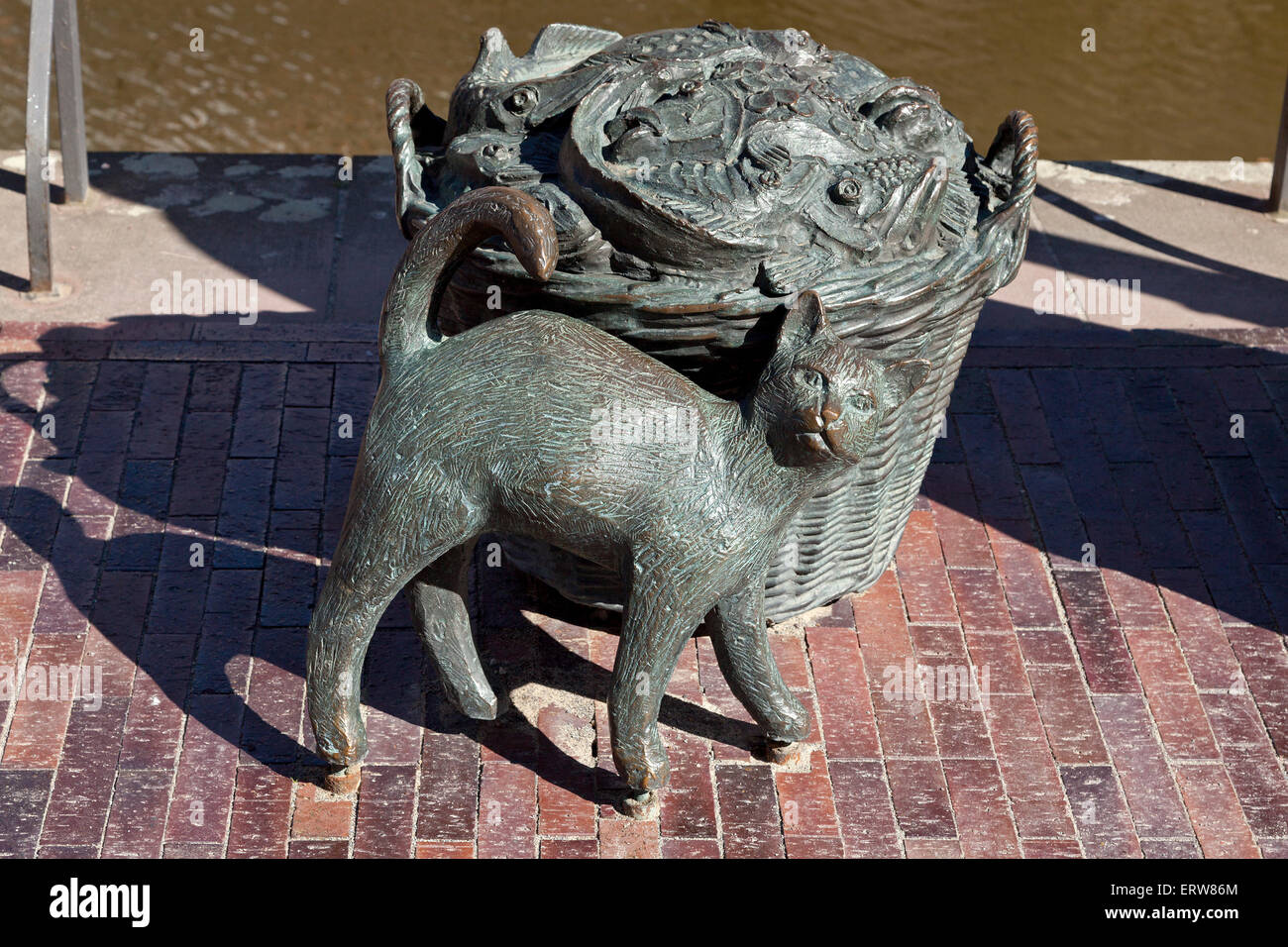 Statua di un gatto accanto a un pesce monger il cestello, Porto Vecchio, Stade, Bassa Sassonia, Germania Foto Stock