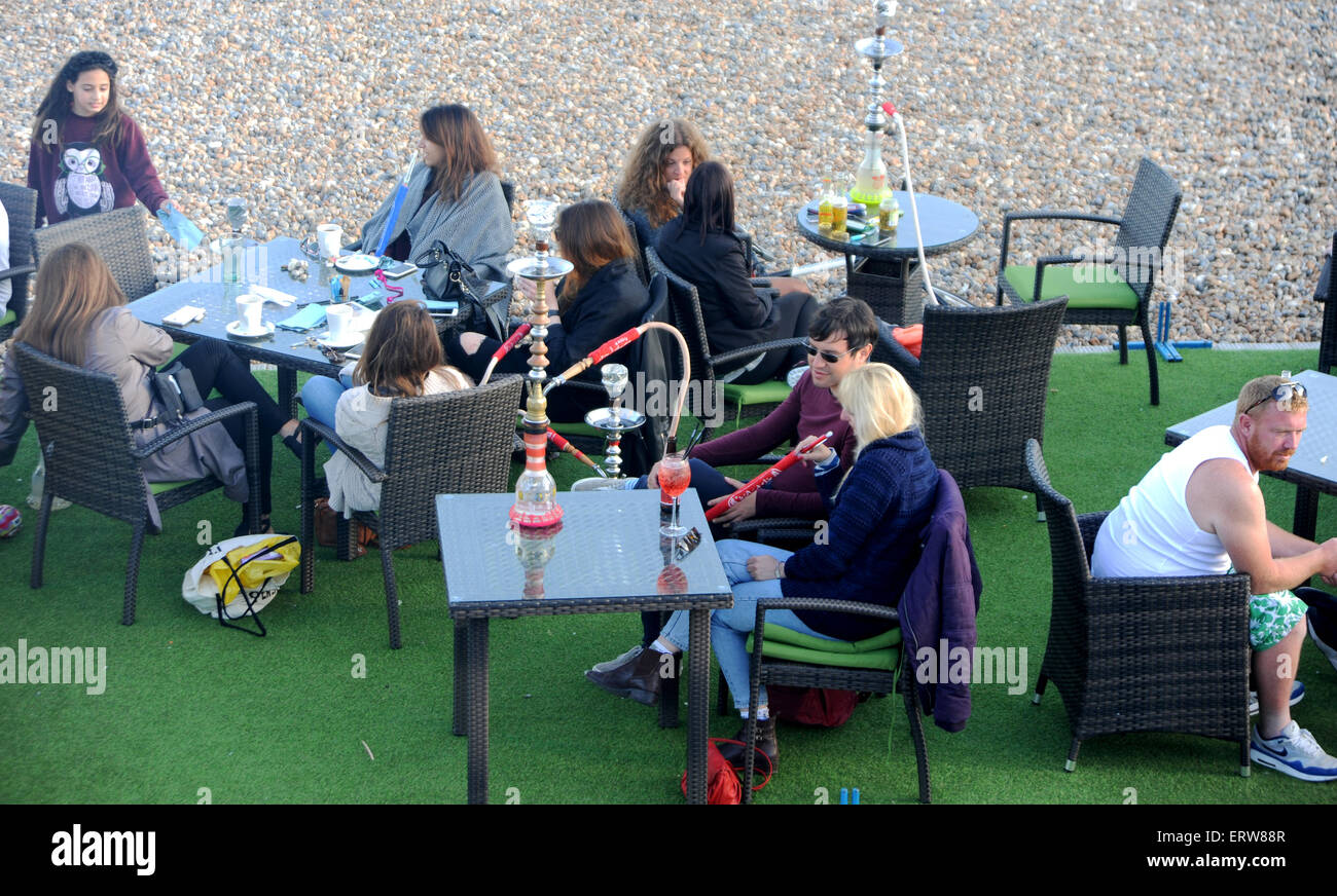 Brighton Regno Unito Giugno 2015 - Persone shish fumare narghilè hubble tubazione di bolla al dente bar sulla spiaggia di Brighton Seafront Foto Stock