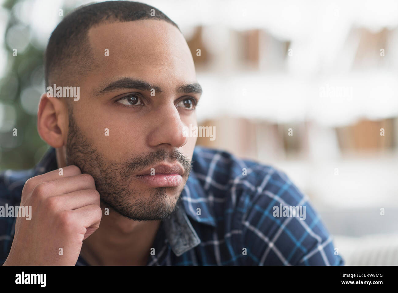 Chiudere fino di fronte a gravi uomo ispanico Foto Stock