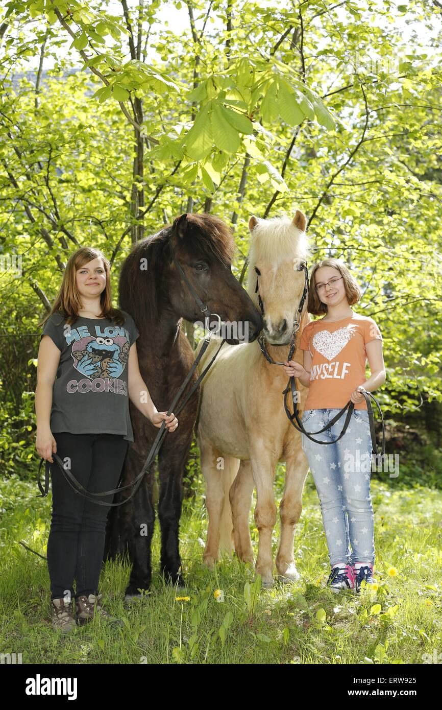 Le ragazze con i pony Foto Stock