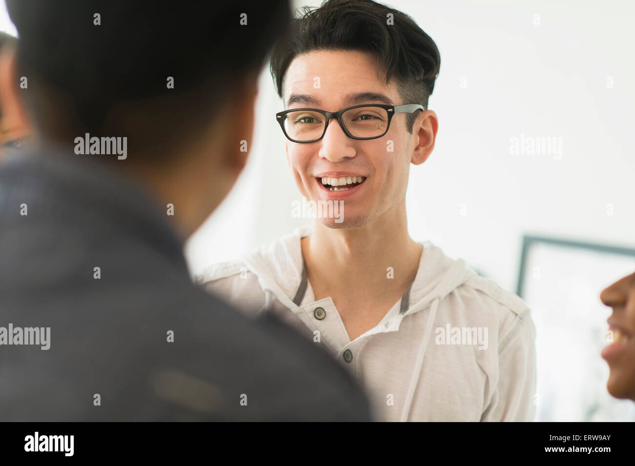 Sorridente amici parlando Foto Stock