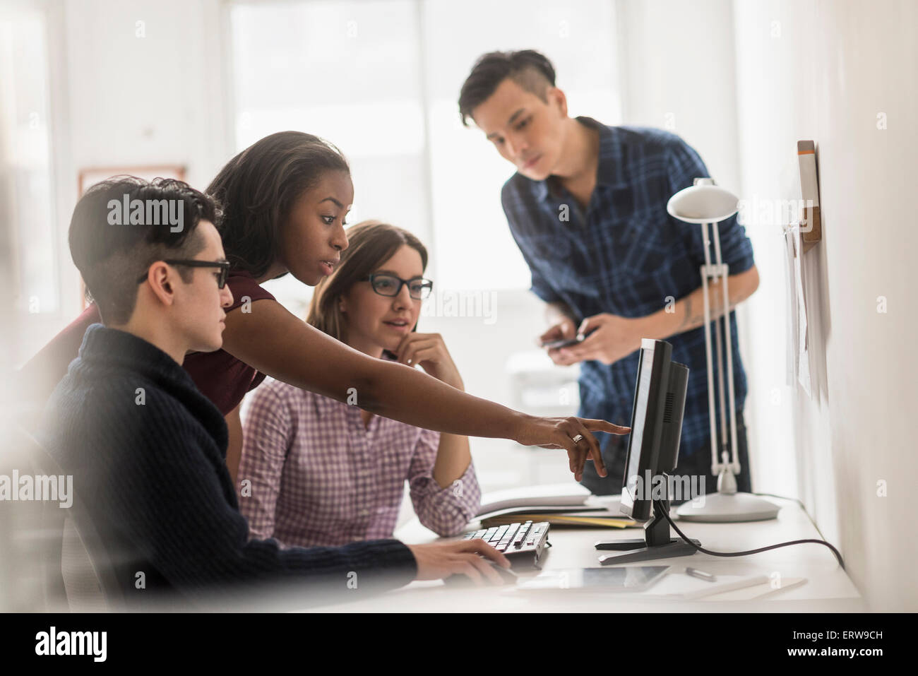 La gente di affari che lavorano insieme al computer Foto Stock