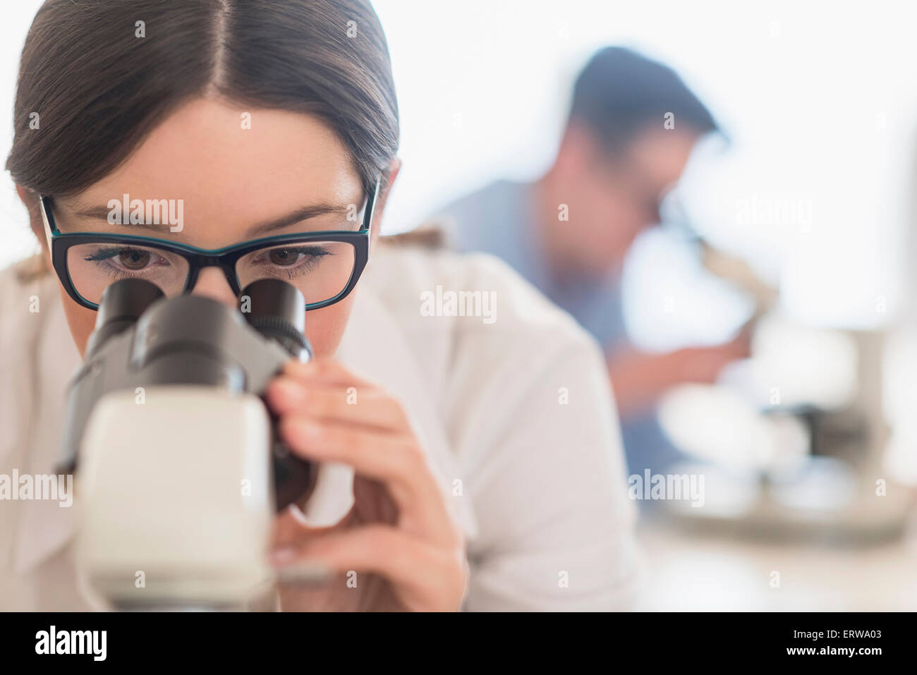 Scienziato usando microscopio nel laboratorio di ricerca Foto Stock