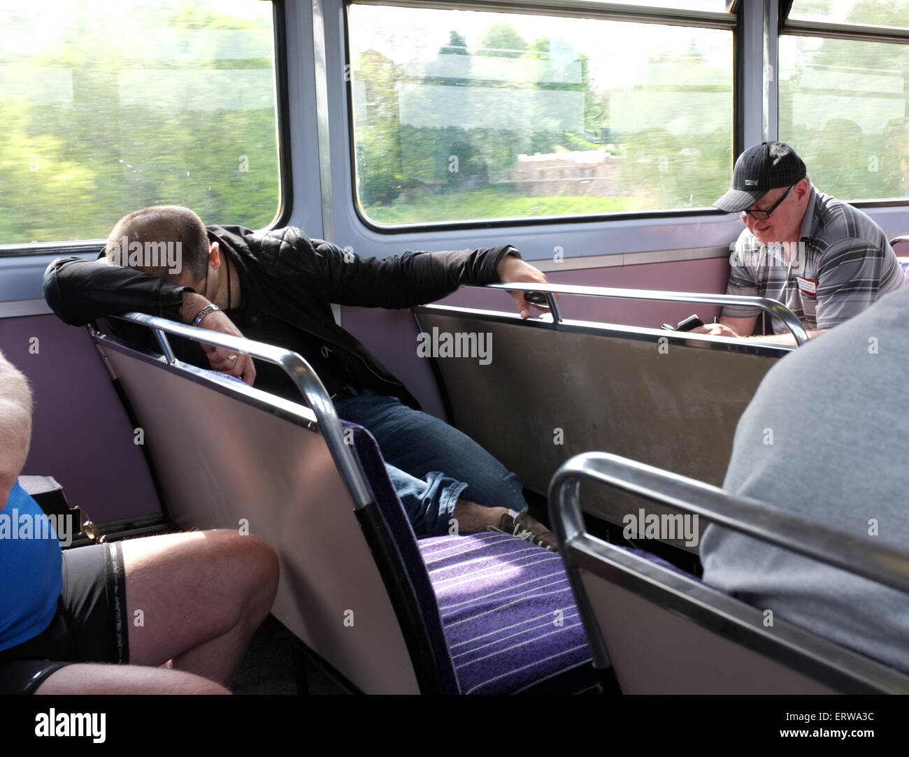 Stanco annoiato i passeggeri di un treno in North West England Regno Unito Foto Stock