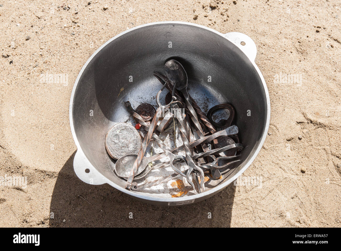 Antico romano utensili - ferro forchette e cucchiai in un ferro da stiro il recipiente di cottura Foto Stock