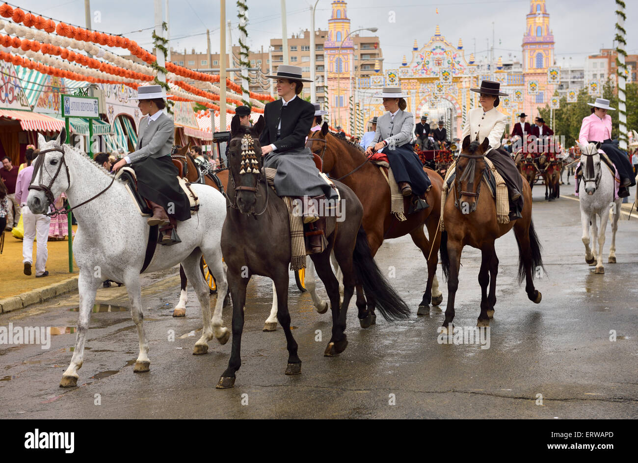 Donne Equitazione sidesaddle su Antonio Bienvenida street con cancello principale 2015 Siviglia fiera di aprile Foto Stock