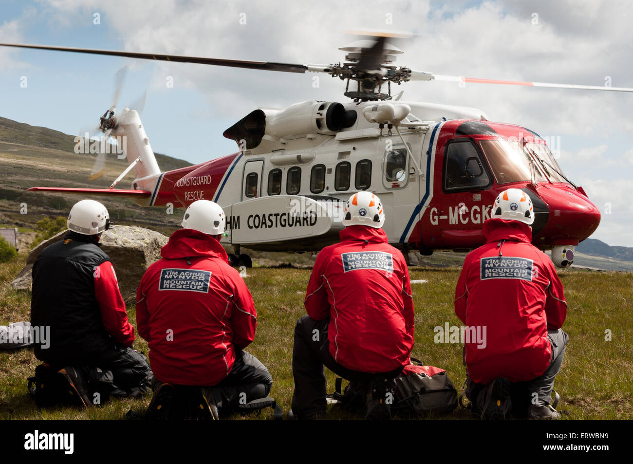 Il Galles del Nord i soccorritori di montagna pronto a bordo di una Bristows S-92 elicottero nella valle Ogwen Foto Stock