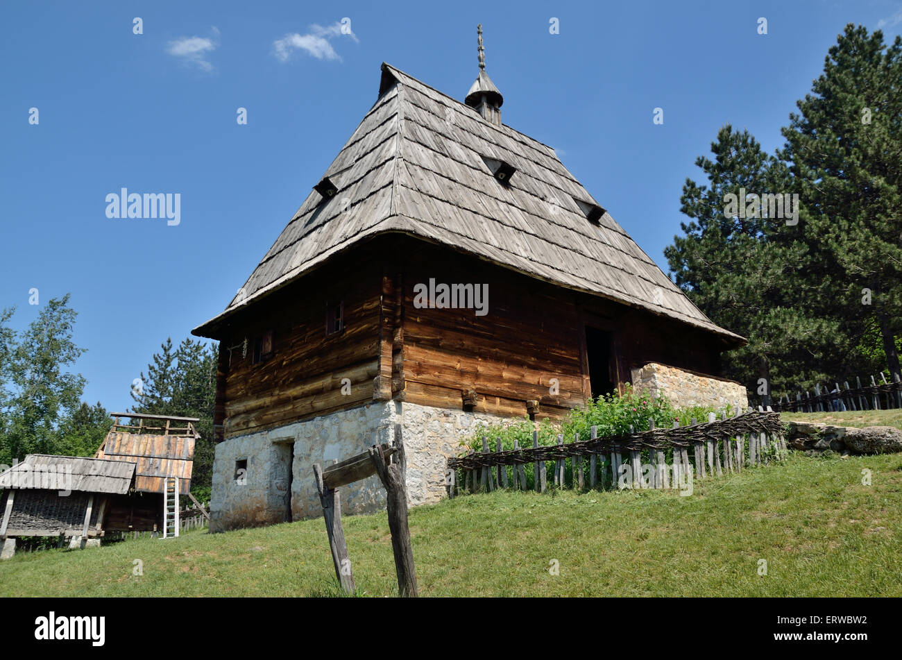 Vecchia casa con telecamera di sorveglianza sul tetto. Vecchio villaggio  Sirogojno sulla montagna di Zlatibor, Serbia Foto stock - Alamy
