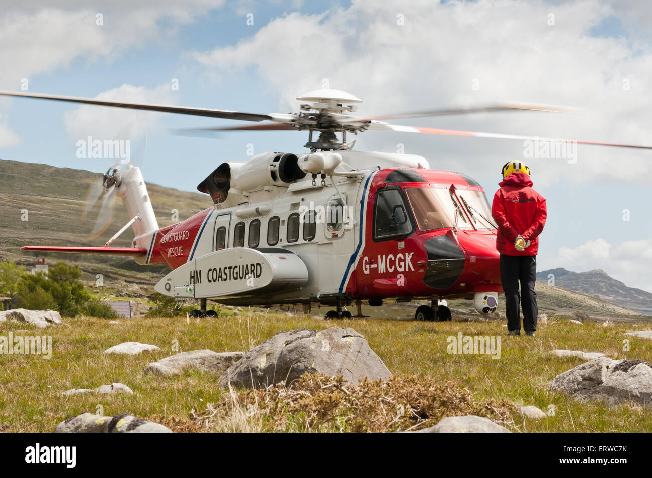 Pronti per il decollo, una ricerca di Bristow e Salvataggio in elicottero assumere funzioni di salvataggio della RAF nel Galles del Nord il 1 Luglio 2015 Foto Stock