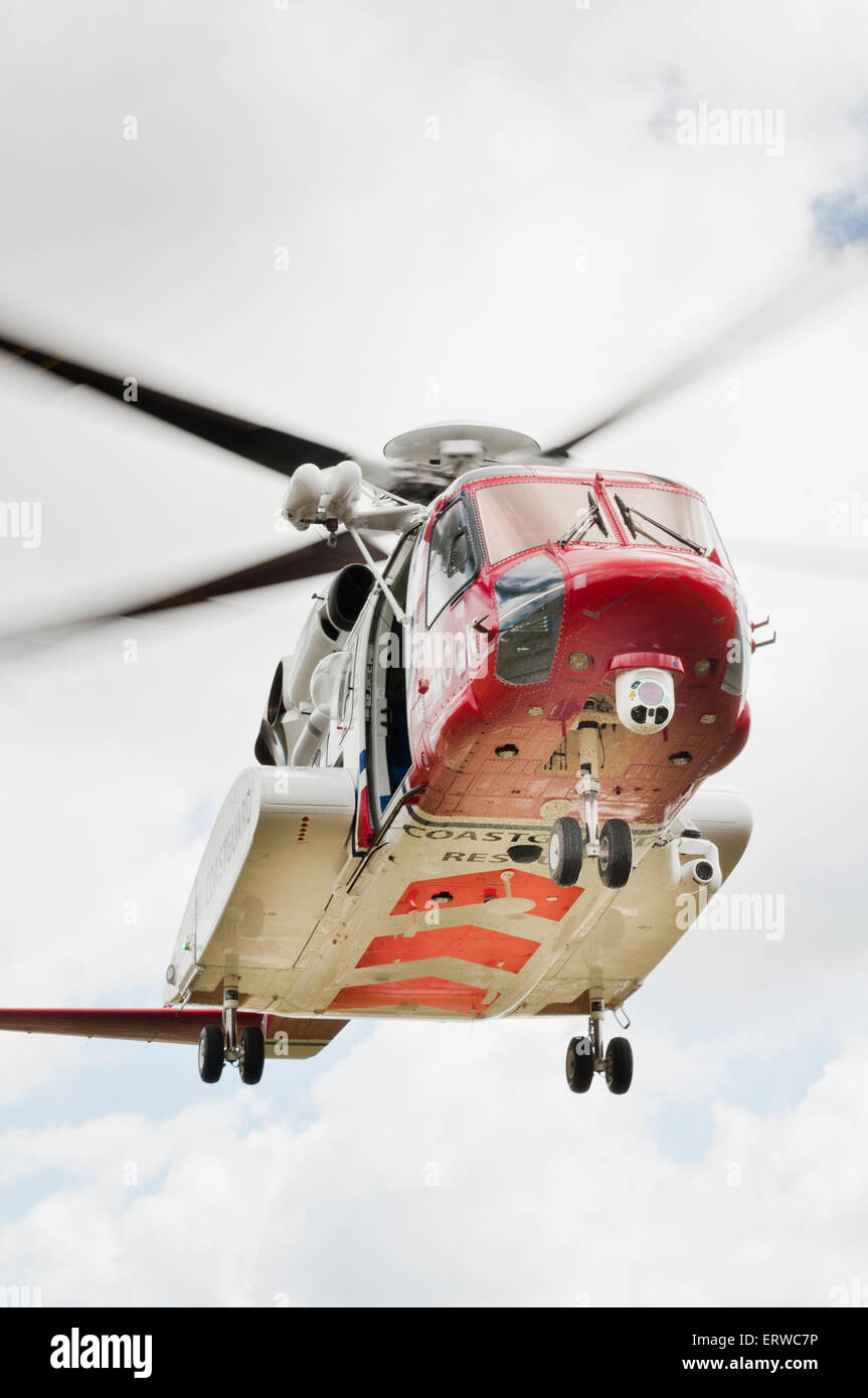 Una di Bristow Sikorsky S-92 elicottero di salvataggio che si avvicinano ad un approdo nella valle Ogwen Foto Stock