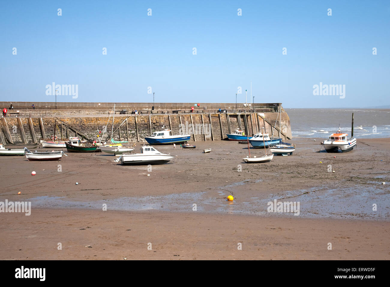 Yachts a Porlock Weir harbour Somerset seduto sulla spiaggia con la marea out Foto Stock