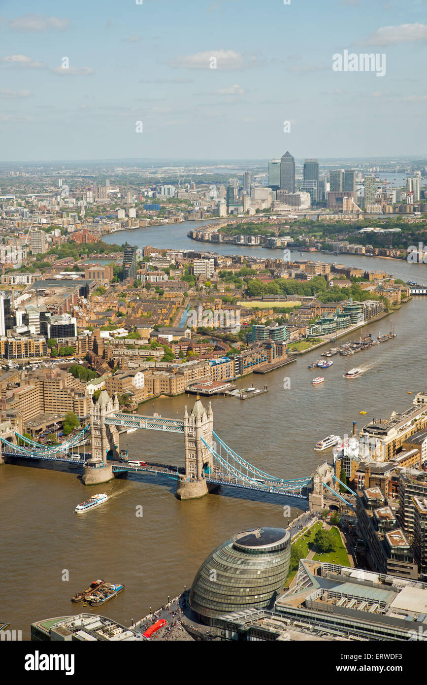 Vista aerea del fiume Tamigi e il Tower Bridge London Regno Unito Foto Stock