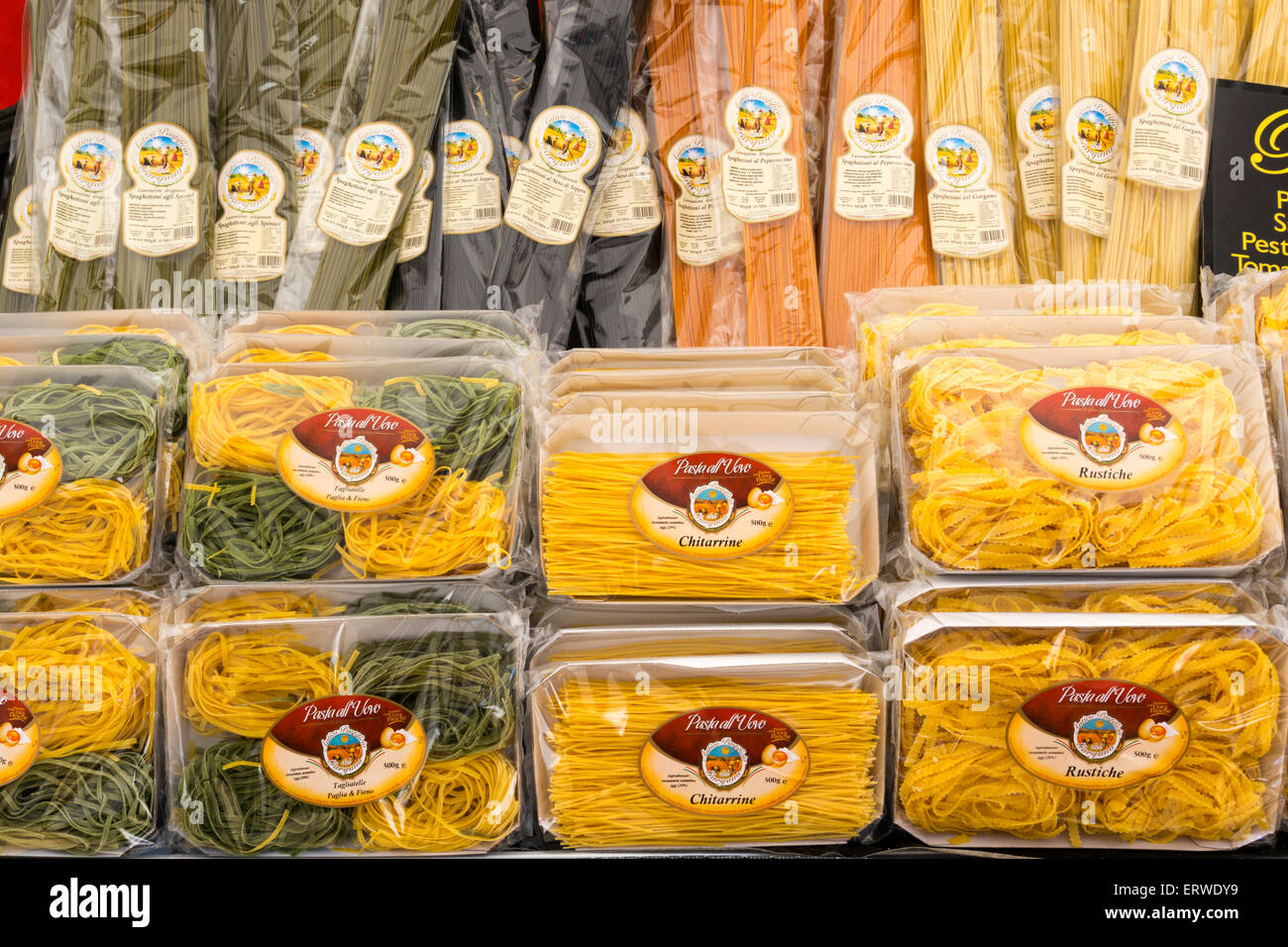 Diverse varietà di pasta in vendita. Foto Stock