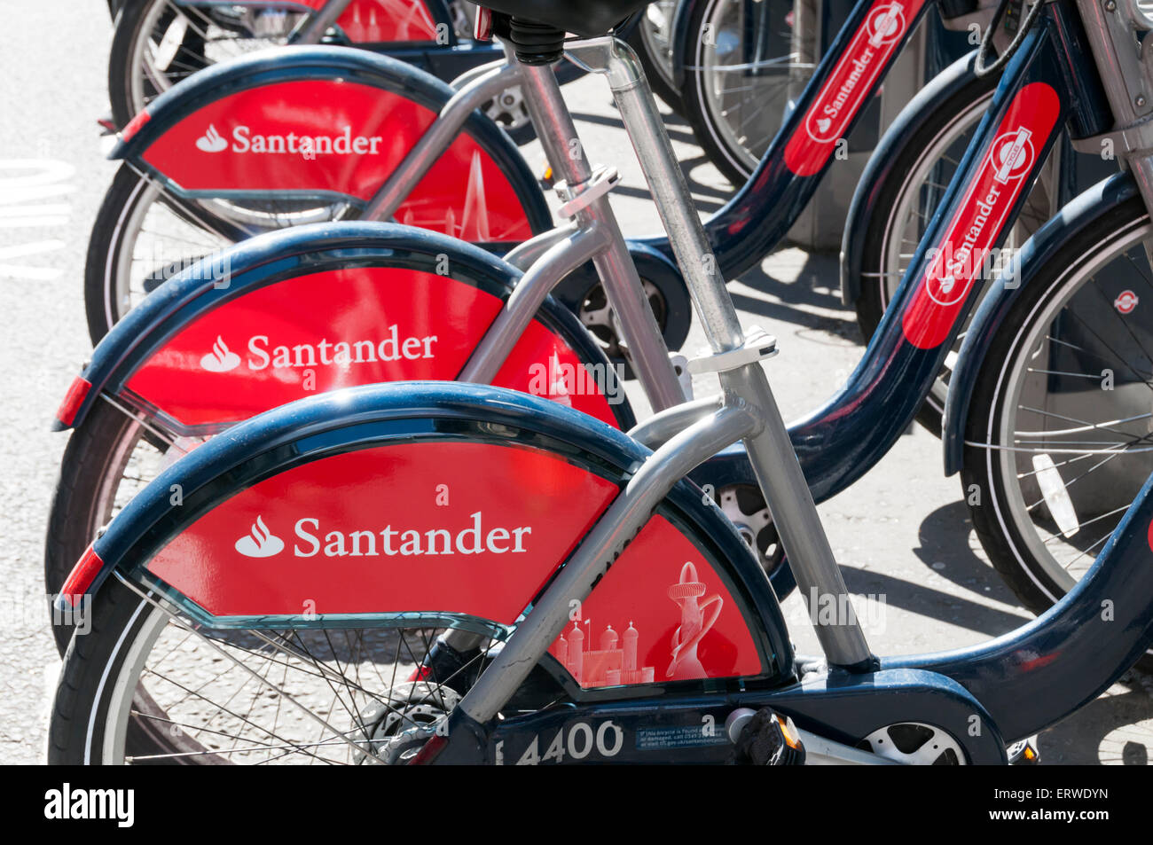 Sponsorizzazione di Santander su una fila di 'Boris delle bici a noleggio in Londra. Foto Stock