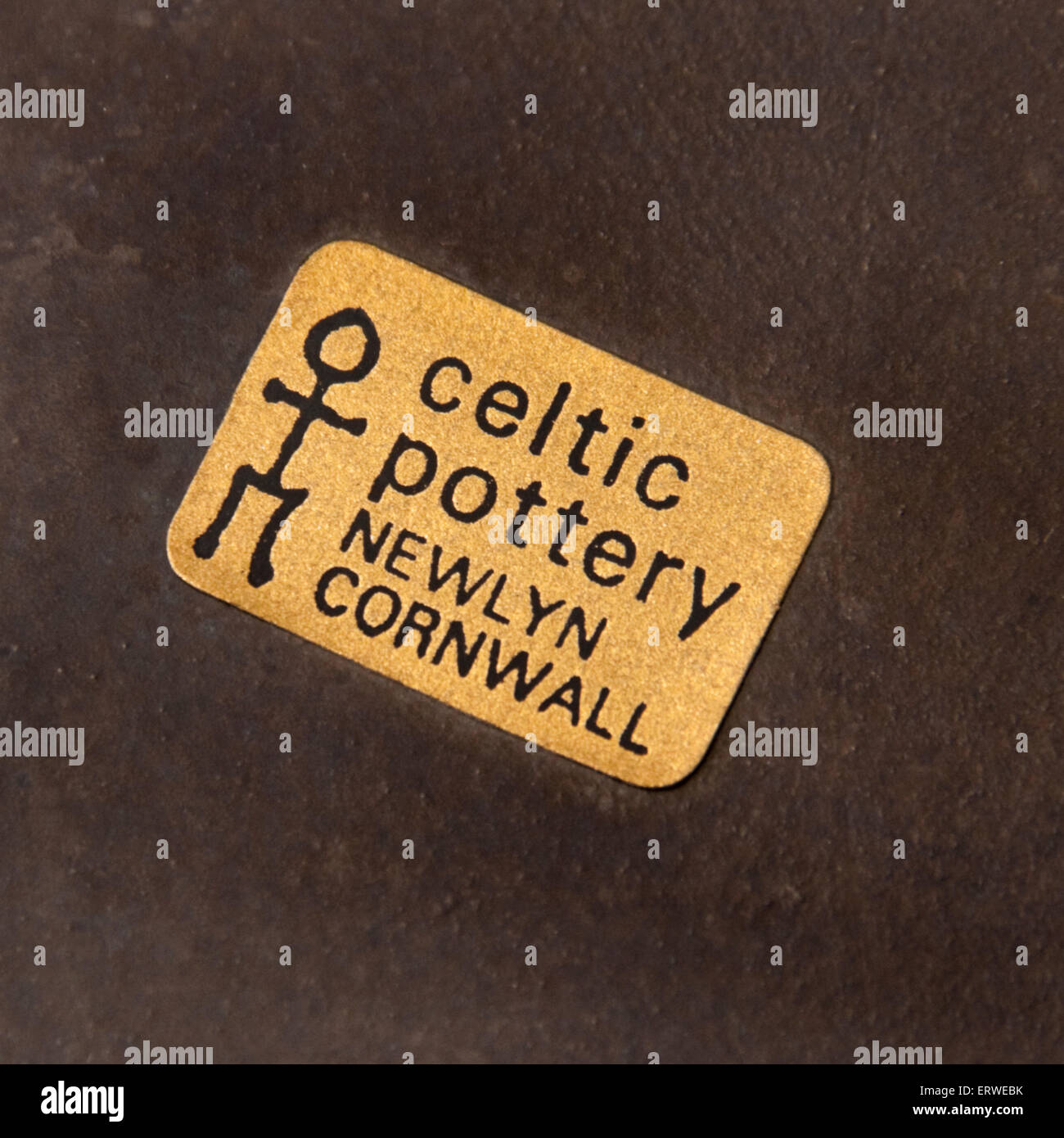 Vendemmia fine anni sessanta Celtic ceramica (Newlyn, Cornwall) backstamp / etichetta adesiva sulla base di una 'Medallion' tazza di caffè. Foto Stock
