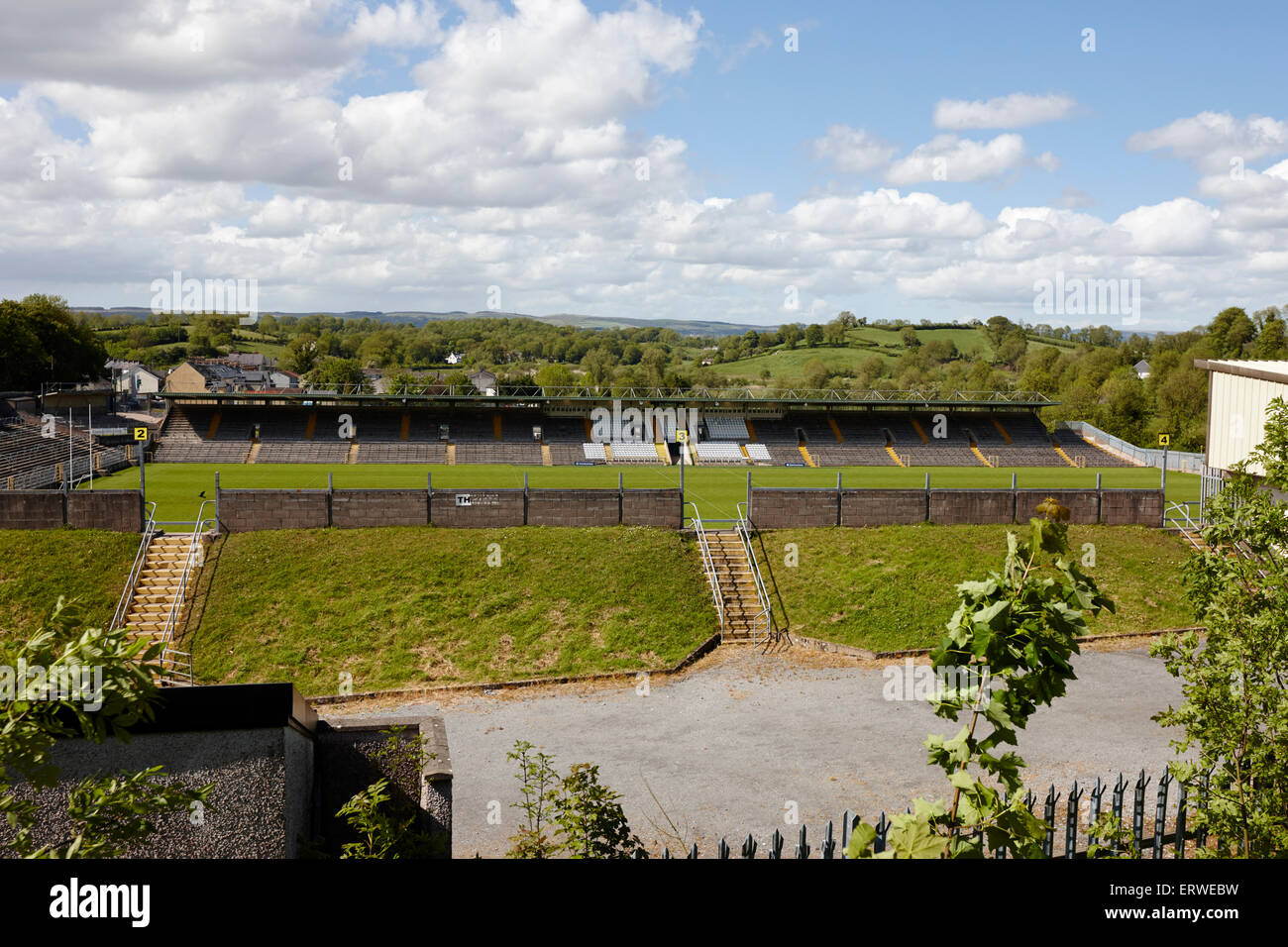 Guardando oltre il muro a St Tiernach's park cloni gaa terreno contea di Monaghan Repubblica di Irlanda Foto Stock