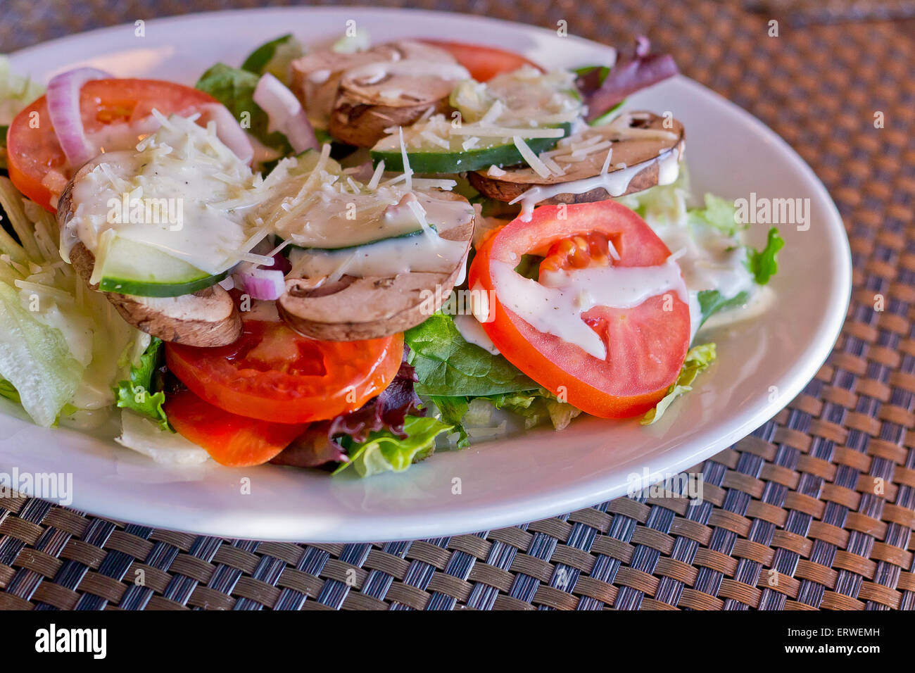 Vegetariano con insalata di ranch medicazione con funghi freschi Pomodori Cetrioli cipolla rossa e formaggio parmigiano Foto Stock