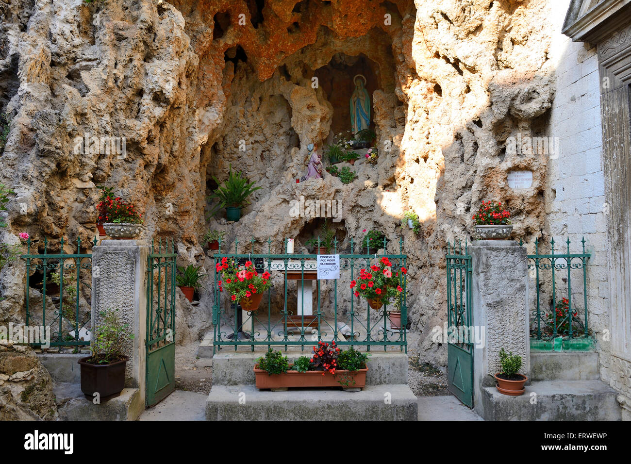 Grotta di lourdes immagini e fotografie stock ad alta risoluzione - Alamy
