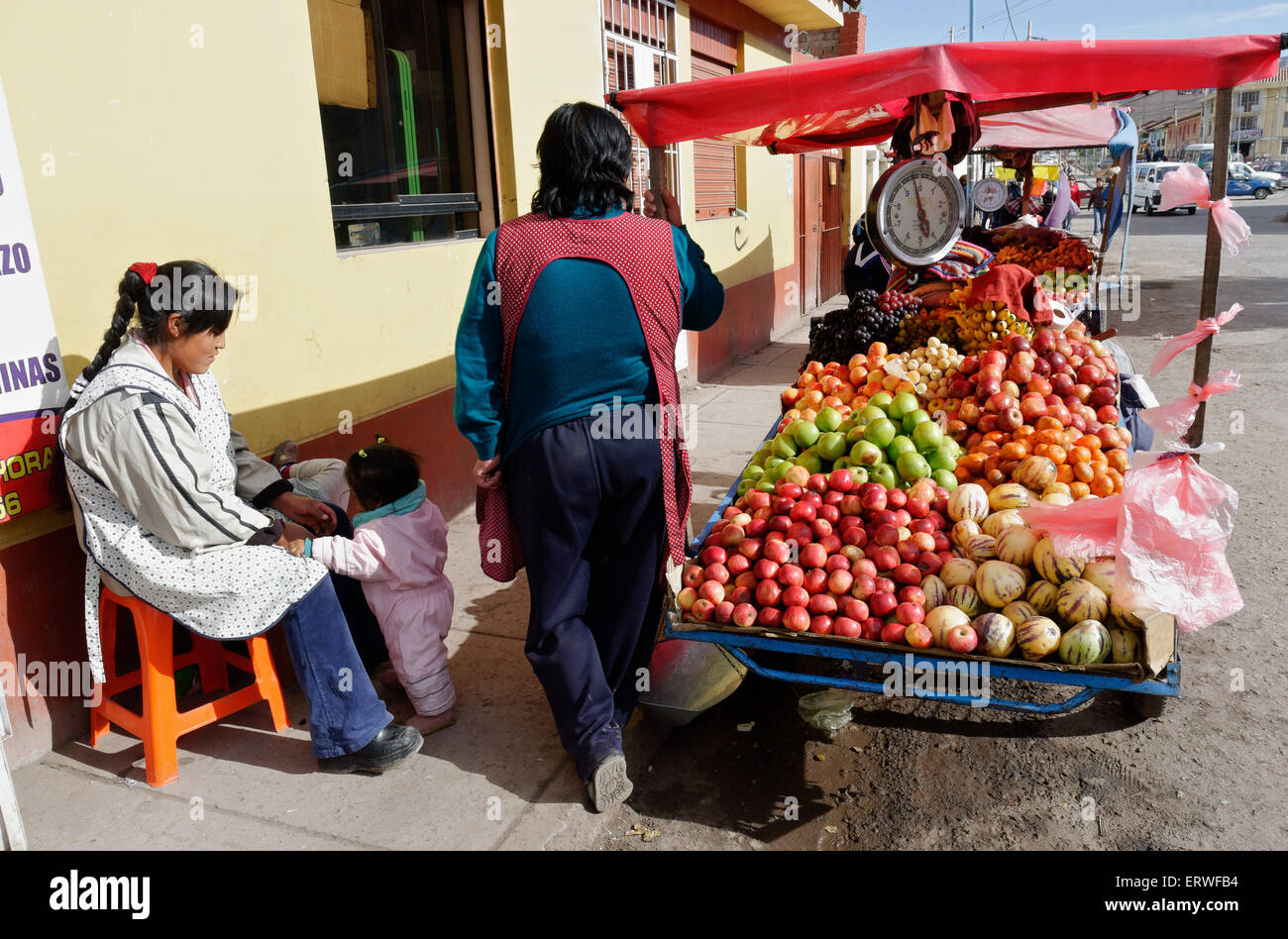 Peruviano i venditori di strada in Cusco Foto Stock