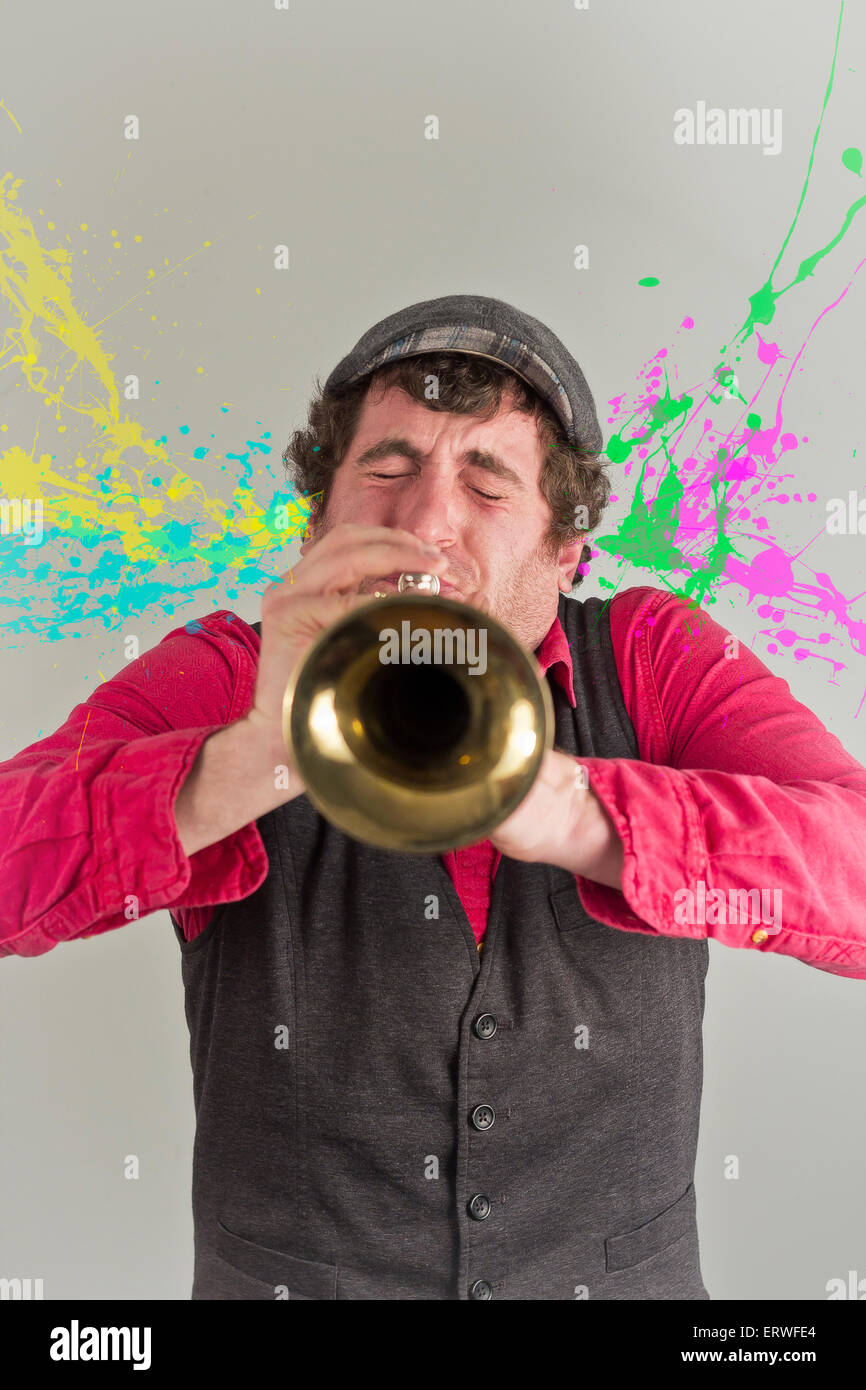 La vernice schizza eruttano fuori di questo avvisatore acustico giocatori orecchie come egli cerca di colpire una nota alta Foto Stock