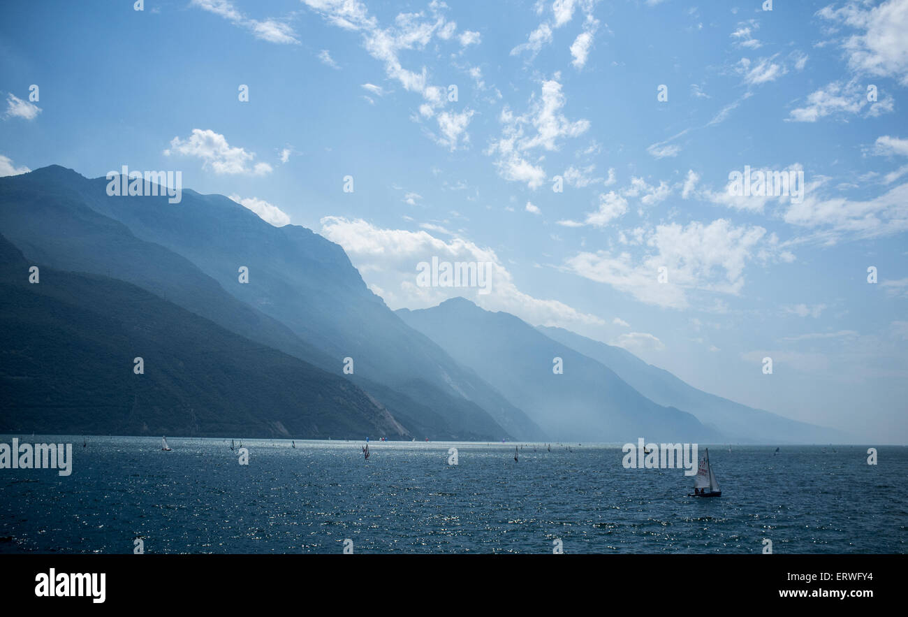 Vista del lago di Garda da Riva del Garda, Italia Foto Stock