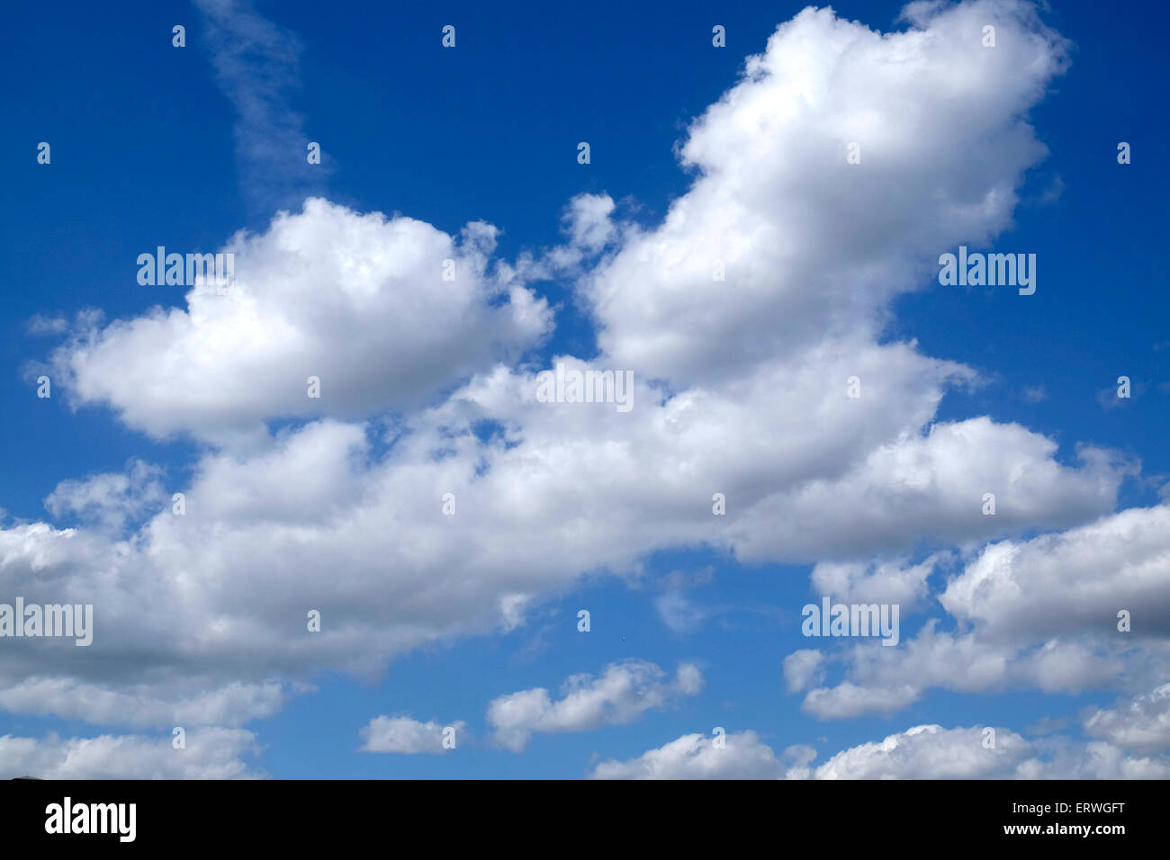 Nuvole contro un cielo blu Foto Stock