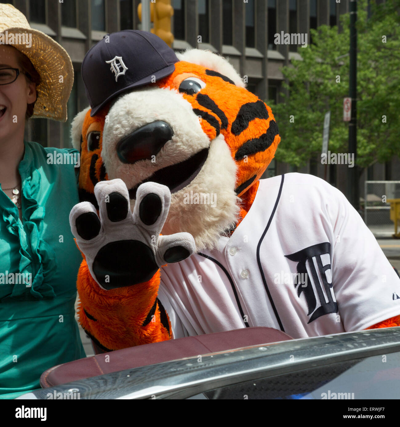 Detroit, Michigan - zampe, la mascotte dei Detroit Tigers squadra di baseball, fa la sua comparsa in un Gay Pride Parade. Foto Stock