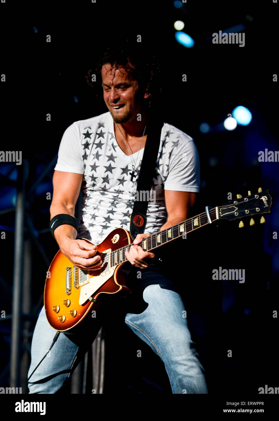 Il chitarrista per Cole Swindell eseguendo al Carolina Country Music Festival a Myrtle Beach South Carolina Foto Stock