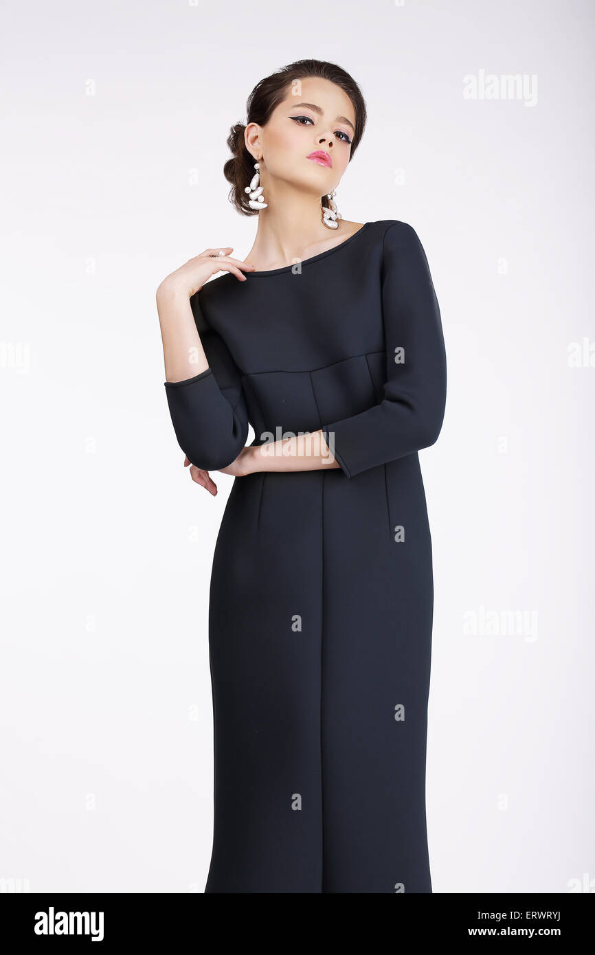 Glam. Lussuoso Modello di moda in abito nero Foto Stock